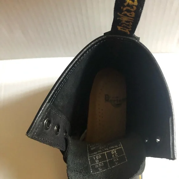 Women’s pre-loved - Dr. Martens - 1460 Greasy Leather lace-up boots. Size 6 - Picture 6 of 16